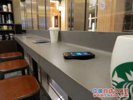 星巴克在硅谷提供无线充电咖啡桌