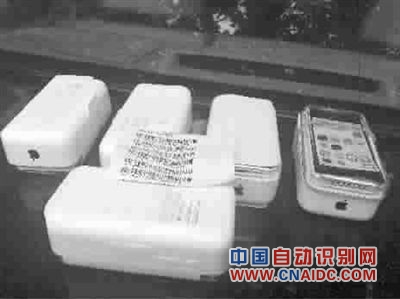 拾荒者在绿地捡到一箱iPhone 苦候失主未果