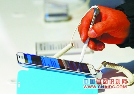 消费者在试用三星手机 新华社图
