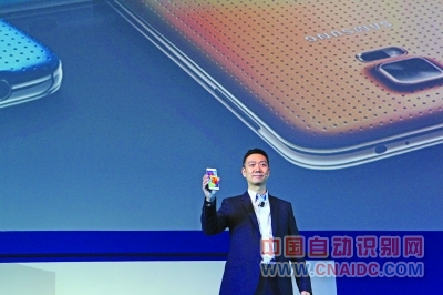 三星电子大中华区移动通信部产品战略总监梁耀基先生展示GALAXY S5。