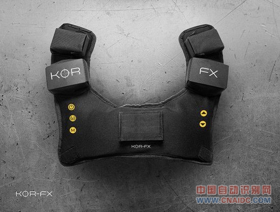 The KOR-FX connects wirelessly to your PC or console via a special dongle. KOR-FX背心