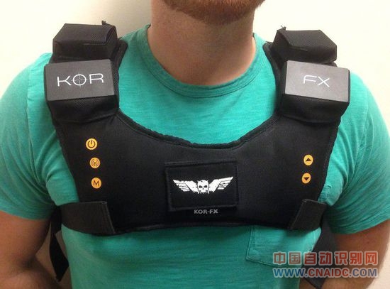 The KOR-FX sits flush against your chest and shoulders. KOR-FX智能背心