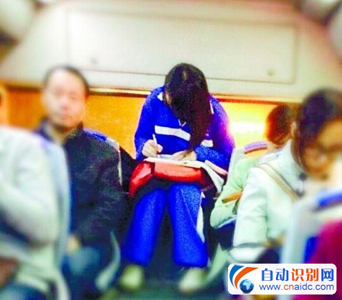 美女公交做作业走红 环境已无法影响学霸学习