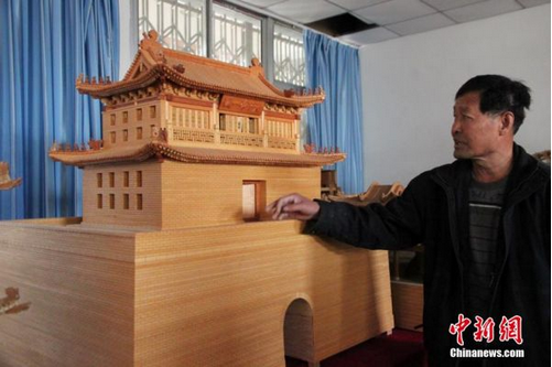 甘肃六旬农民仿古建筑 家中现“古建筑群”